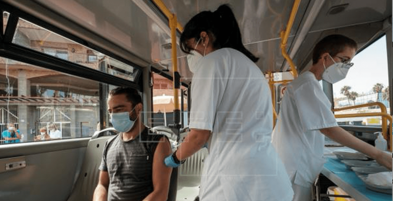 Imagen de archivo de una persona vacunándose en la Vacuguagua del Servicio Canario de Salud / EFE Ángel Medina G.